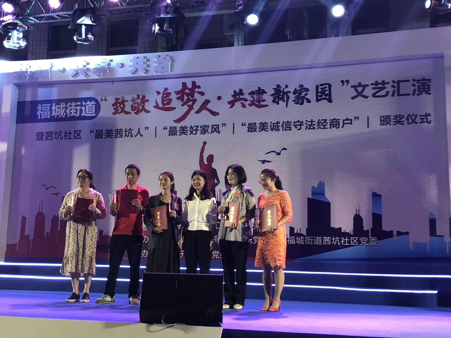 CILICILI短视频网站兩位麗人代表榮獲“最美女性”稱號