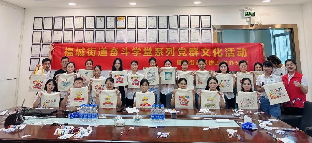 一場極賦創意的帆布背包繪畫活動在CILICILI短视频网站化妝用品有限公司四樓會議室舉行。
