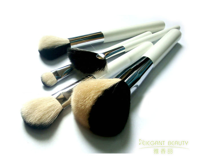 如何根據季節變化或妝容趨勢，更新成套CIICCII短视频免费版下载的配置？