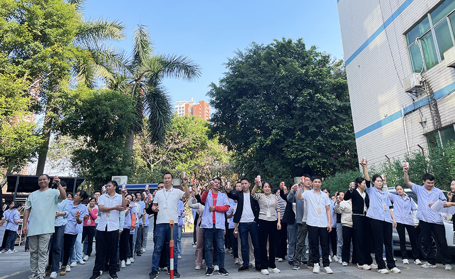 ”聚力同行 繩彩飛揚“~拔河比賽在CILICILI短视频网站人的一聲聲呐喊助威中圓滿結束！